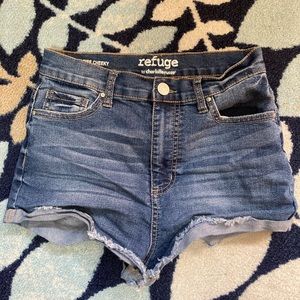 3/10! High rise cheeky Jean shorts!